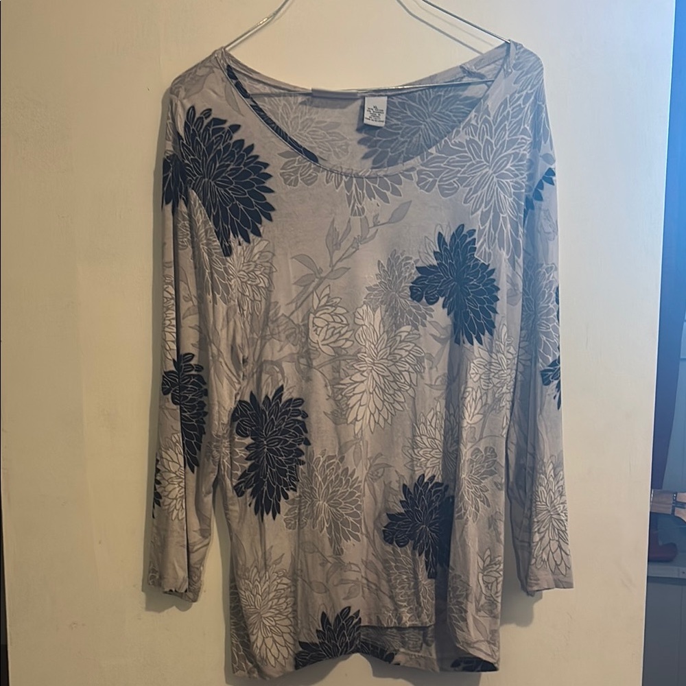 3/$5🌷 Croft & Barrow Floral Long Sleeve Top in Gray and Black